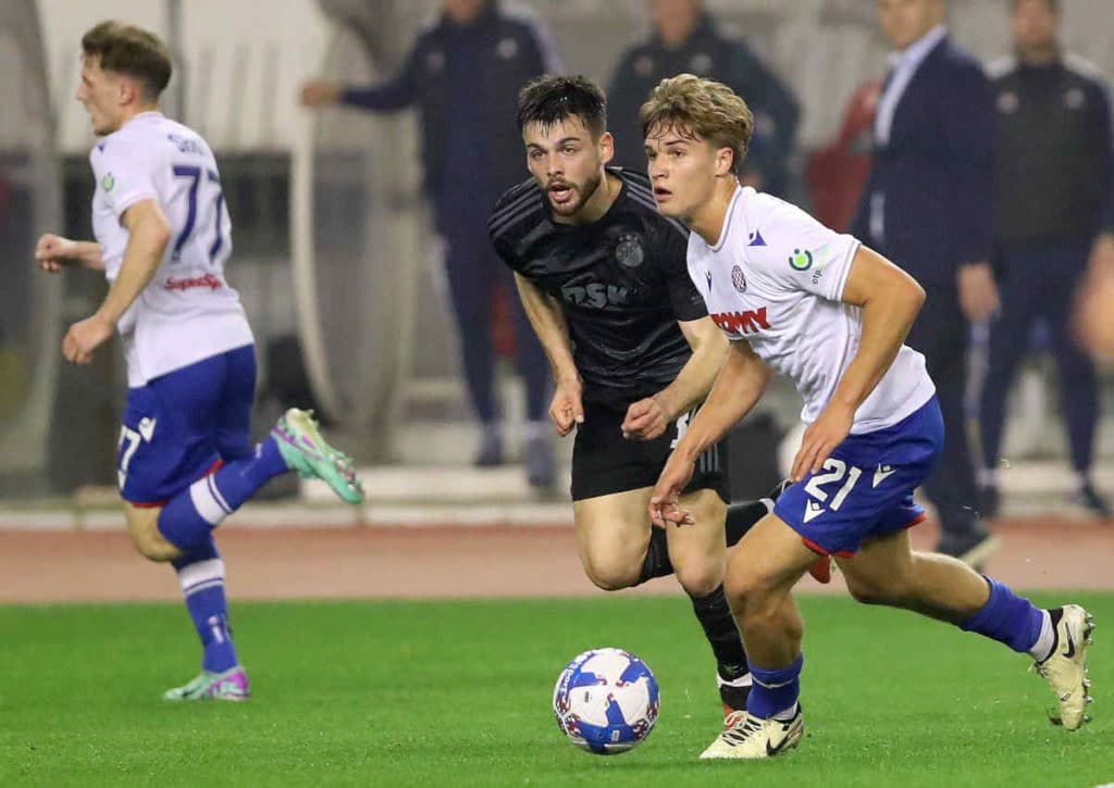 Verspielt Hajduk Split (im Bild: Rokas Pukstas) im Auswärtsspiel in Rijeka endgültig die Meisterschaftsträume? (© Pixsell / Alamy Stock Photo) Verspielt Hajduk Split (im Bild: Rokas Pukstas) im Auswärtsspiel in Rijeka endgültig die Meisterschaftsträume?