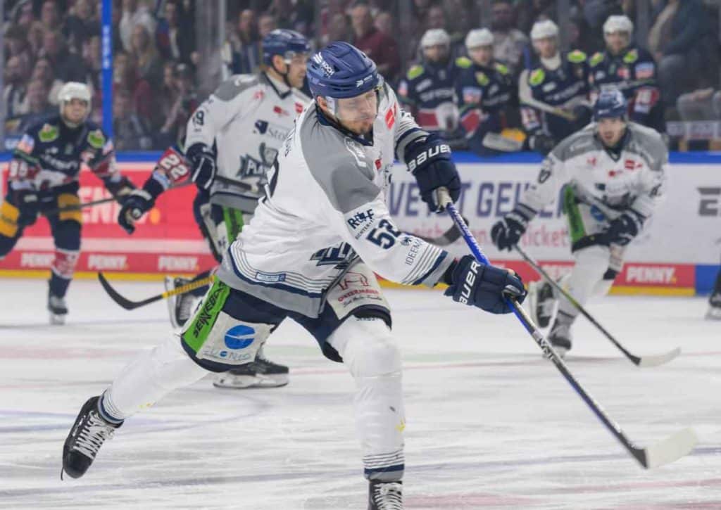 Müssen sich die Straubing Tigers (im Bild: Mattinen) in Berlin aus den DEL-Playoffs verabschieden? (© HMB Media / Uwe Koch / Alamy Live News) Eisbären Berlin Straubing Tigers Spiel 5 Tipp
