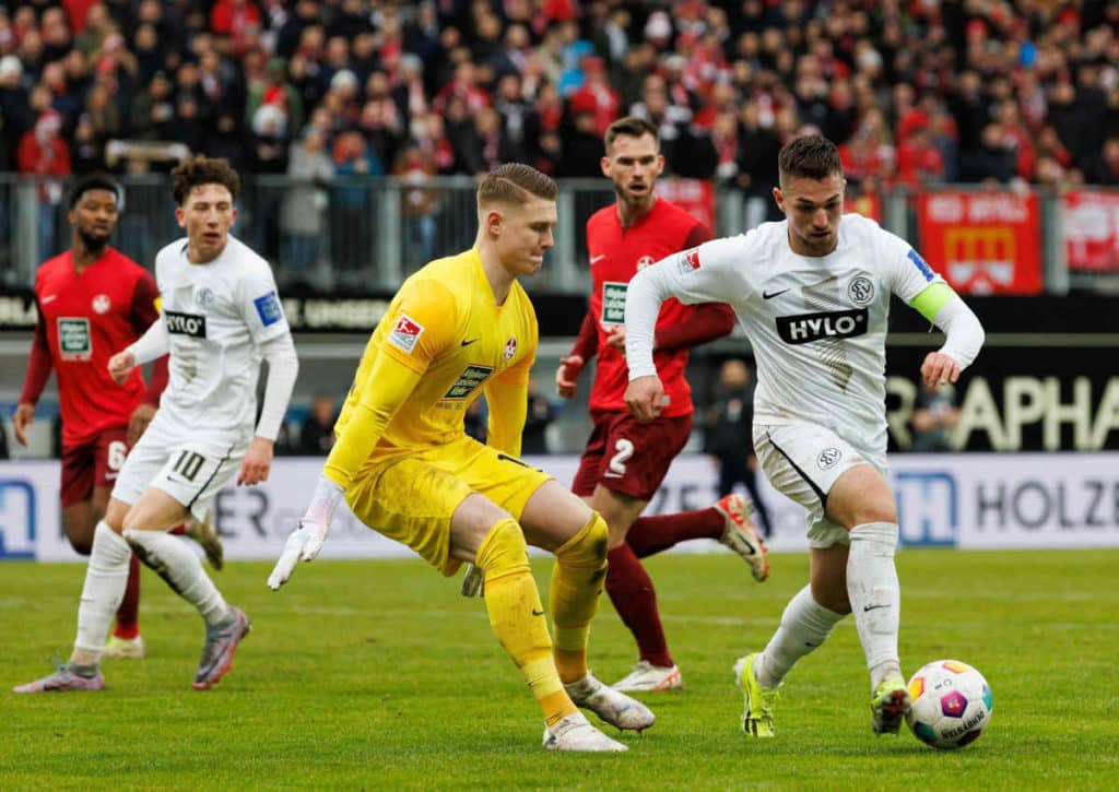 Überzeugt Elversberg (im Bild: Luca Schnellbacher) auch in Nürnberg? (© dpa picture alliance / Alamy Stock Photo) Überzeugt Elversberg (im Bild: Luca Schnellbacher) auch in Nürnberg?