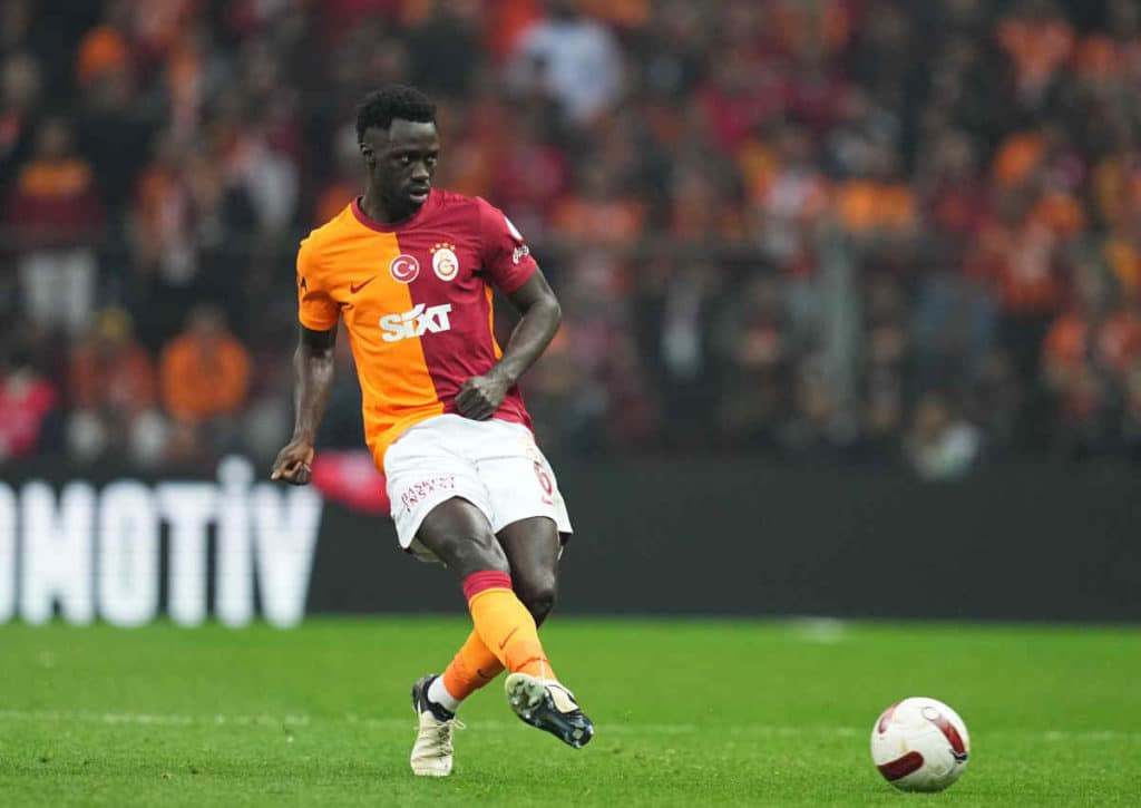 Agiert Juventus (im Bild: Chiesa) gegen Monza erneut nachlässig? (© Zuma Press/Alamy Live News) Macht Galatasaray (im Bild: Davinson Sanchez) im Auswärtsspiel bei Konyaspor die Meisterschaft fix?
