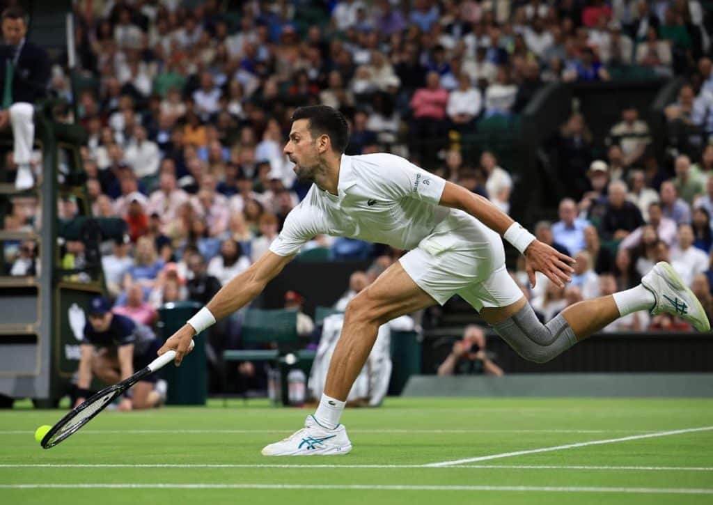 Feiert Novak Djokovic (im Bild) gegen Alex de Minaur einen ungefährdeten Sieg im Wimbledon-Viertelfinale? (© Associated Press / Alamy Stock Photo) Alex de Minaur Novak Djokovic Tipp