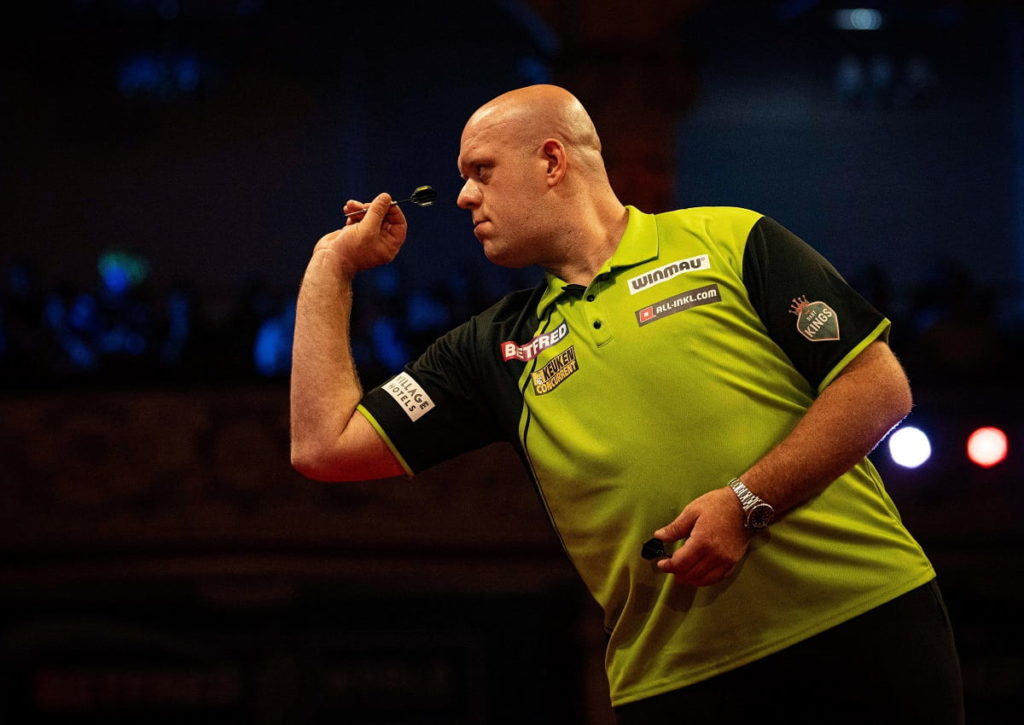 Hat Luke Humphries im großen Finale gegen den mehrfachen Turniersieger Michael van Gerwen (im Bild) das Nachsehen? (© Action Plus Sports Images / Alamy Stock Photo) Luke Humphries Michael van Gerwen Tipp