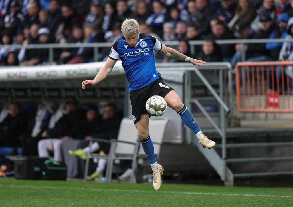 Holt sich Bielefeld (im Bild: Louis Oppie) den Auftaktsieg in Cottbus? (© dpa picture alliance / Alamy Stock Photo) Cottbus Bielefeld Tipp