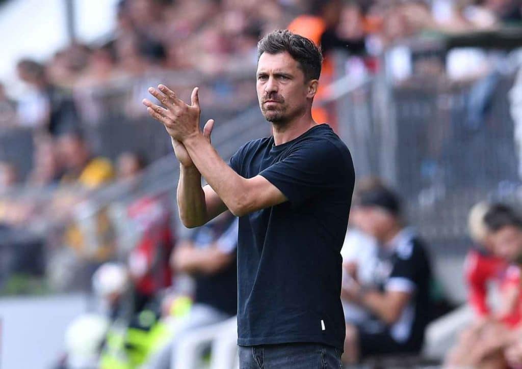 Dresden-Trainer Stamm (im Bild) ist am 2. Spieltag der 3. Liga gegen Energie Cottbus guter Dinge. (© ddp media GmbH/Alamy Live News) 3. Liga 2. Spieltag Tipps