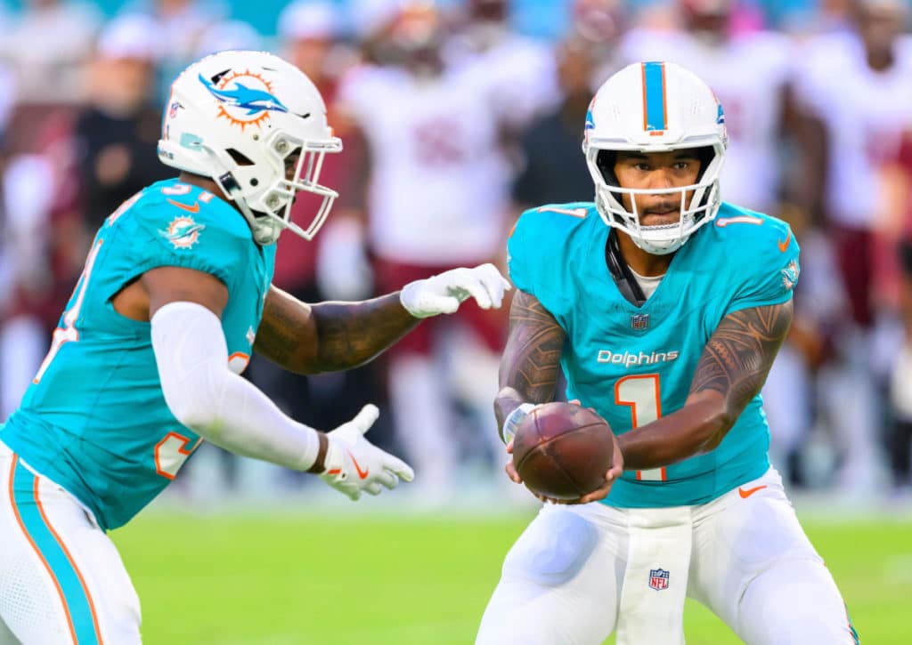 Legen die Dolphins (im Bild rechts: Tua Tagovailoa) gleich mit einem Offensiv-Feuerwerk gegen die Jaguars los? (© Associated Press / Alamy Stock Photo) Miami Dolphins Jackson Jaguars Tipp