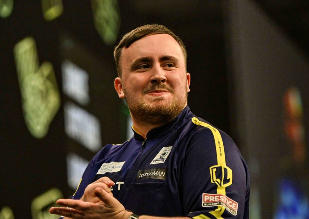 Bestätigt Littler (im Bild) seine klare Favoritenrolle gegen de Decker? (© Action Plus Sports Images / Alamy Stock Photo) Luke Littler Mike de Decker Tipp