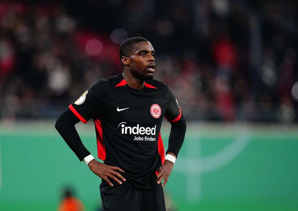 Machbare Aufgabe gegen Augsburg: Bleibt Frankfurt (im Bild: Niels Nkounkou) an den Bayern dran? (© Cal Sport Media / Alamy Stock Photo) Frankfurt Augsburg Tipp