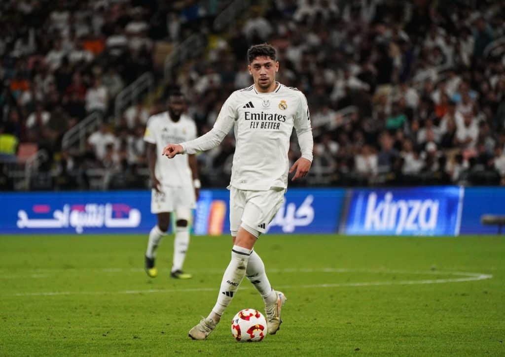 Angeblich will Ancelotti nach der Barca-Pleite umstellen: Gelingt Reals Abwehrverbund (im Bild: Federico Valverde) eine Weste gegen Vigo? (© SOPA Images Limited / Alamy Stock Photo) Real Madrid Celta Vigo Tipp