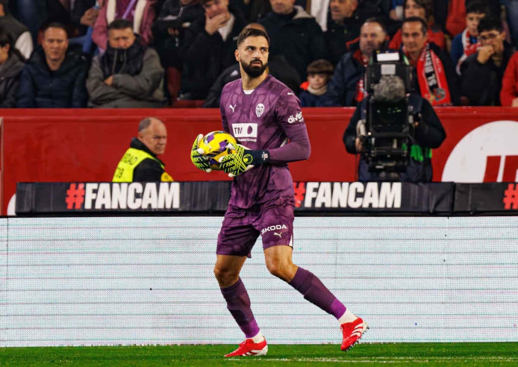 Gibt es im Heimspiel von Valencia (im Bild: Giorgi Mamardashvilli) gegen Real Sociedad erneut wenige Tore?