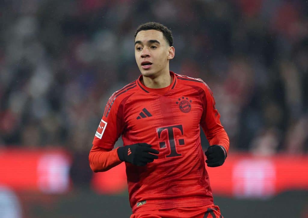 Wolfsburg will die Mammutaufgabe bewältigen und dem Favoriten Bayern (im Bild: Musiala) ein Bein stellen! (© SOPA Images Limited / Alamy Stock Photo) Bayern Wolfsburg Tipp