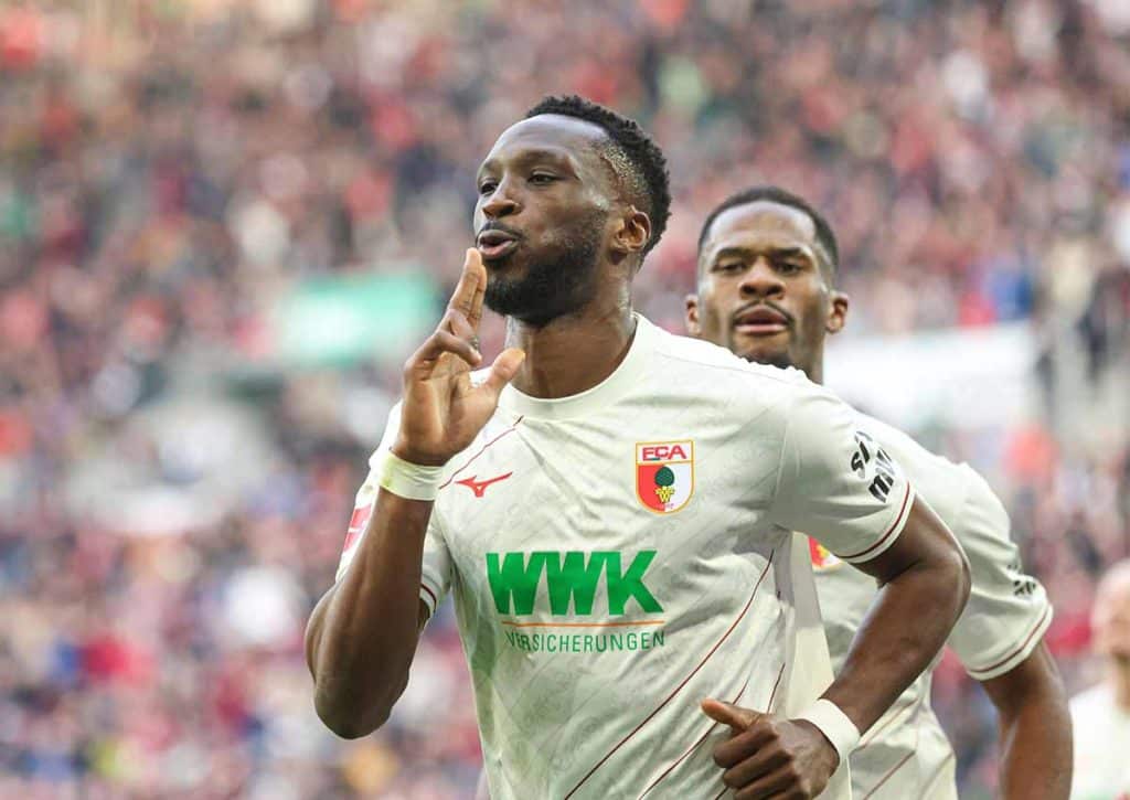 Baut Augsburg (im Bild: Chrislain Matsima) den Vorsprung auf St. Pauli weiter aus? (© dpa picture alliance / Alamy Stock Photo) St. Pauli Augsburg Tipp