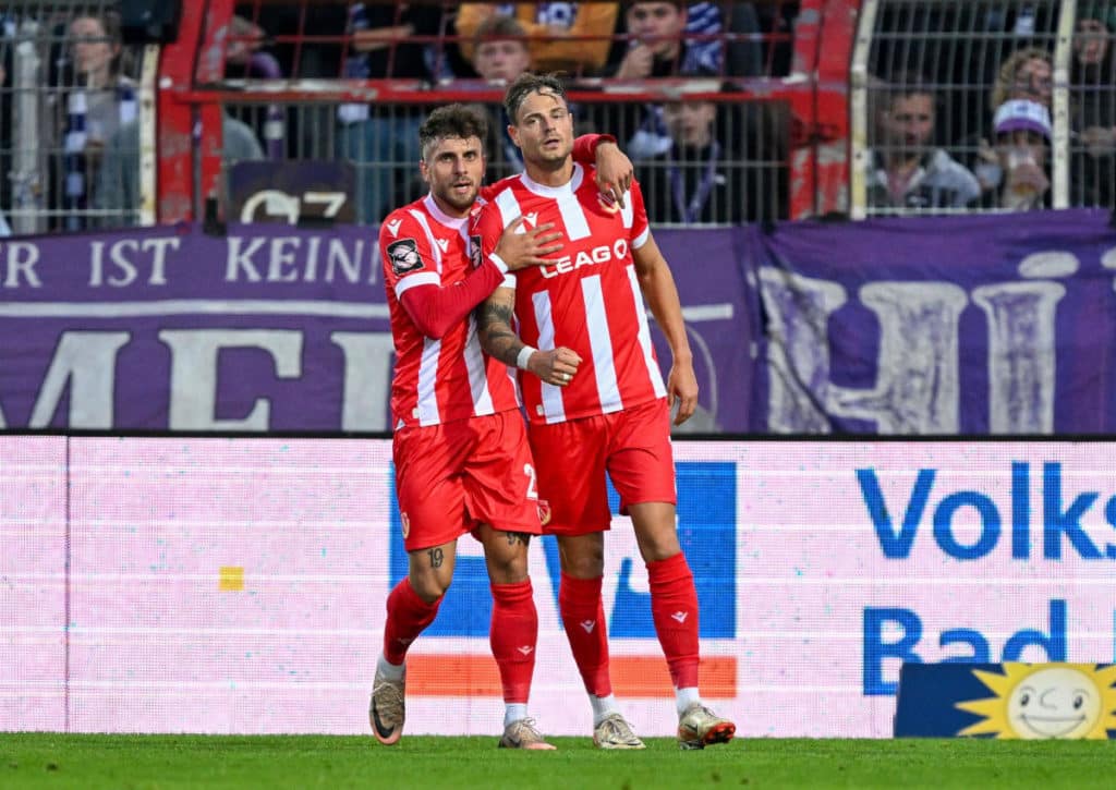 Bleibt Cottbus (im Bild: Yannik Möker, Timmy Thiele) auch gegen Aachen das neunte Pflichtspiel in Folge ungeschlagen? (© dpa picture alliance / Alamy Stock Photo) Aachen Cottbus Tipp