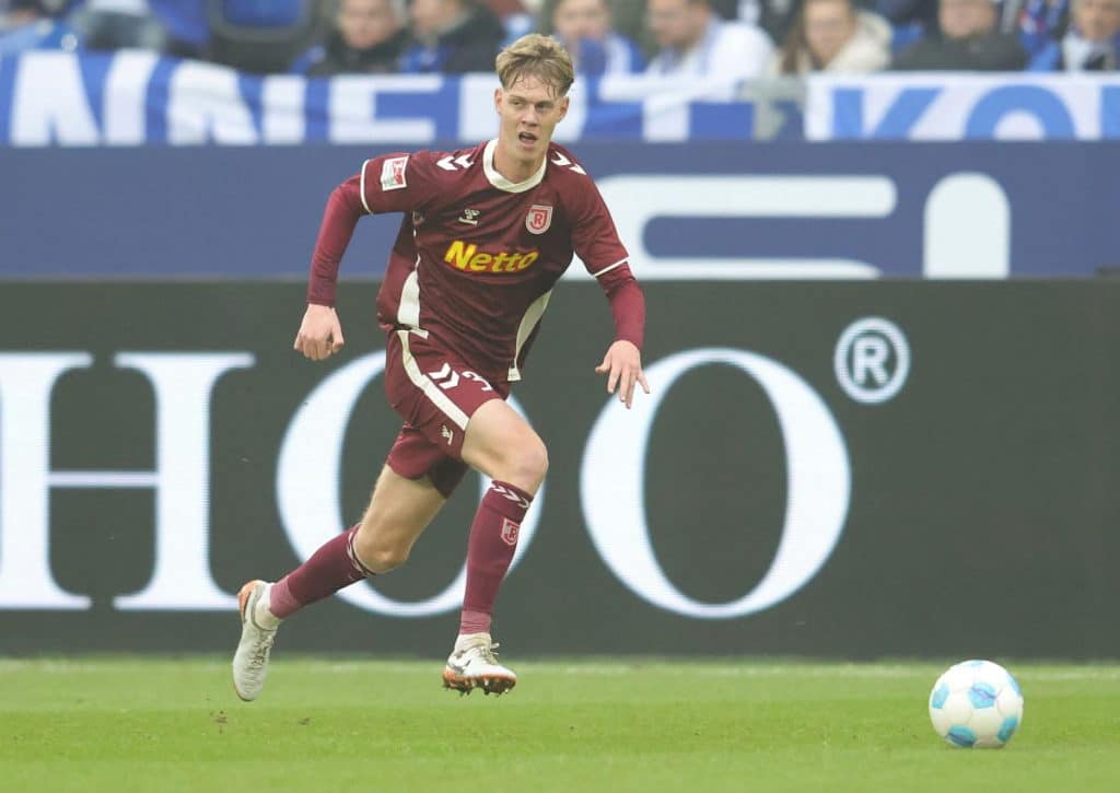 Sichert sich Regensburg (im Bild: Leopold Wurm) gegen auswärtsschwache Hannoveraner einen wichtigen Dreier im Abstiegskampf? (© dpa picture alliance / Alamy Stock Photo) Regensburg Hannover Tipp
