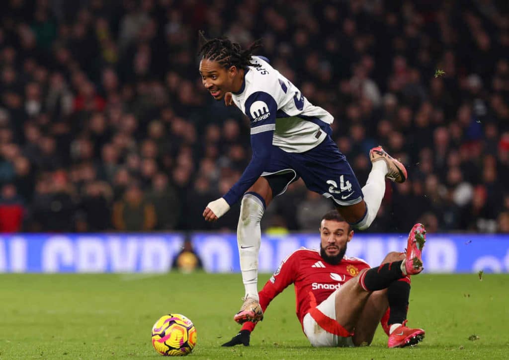 Feiert Tottenham (im Bild: Djed Spence) in Ipswich den dritten PL-Sieg in Serie?