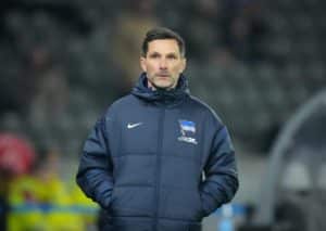 Duell der Krisen-Klubs: Welcher Trainer kann zwischen Hertha (im Bild: Stefan Leitl) und Schalke nochmals Argumente für die kommenden Aufgaben sammeln? (© dpa picture alliance / Alamy Stock Photo) Hertha Schalke Tipp