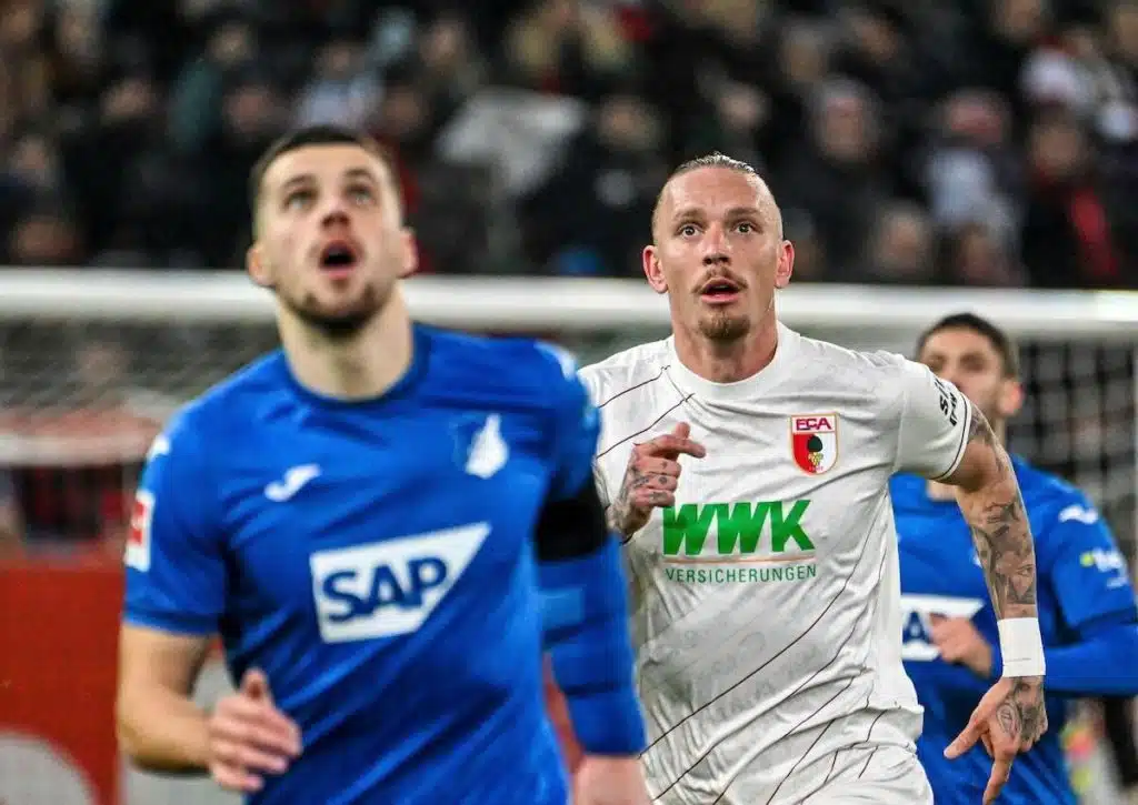 Kann auch die Hoffenheimer Offensive nichts gegen den Augsburger Abwehrblock (im Bild: Marius Wolf) anrichten? (© dpa picture alliance / Alamy Stock Photo Hoffenheim Augsburg Tipp