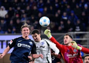 Showdown in der 2. Bundesliga: Wirbelt Paderborn (im Bild links: Felix Götze) mit einem Sieg auf Schalke nochmals die Aufstiegsplätze durcheinander? (© dpa picture alliance / Alamy Stock Photo) Schalke Paderborn Tipp
