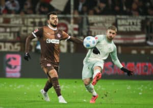 Vier Siege in Serie: Stolpert Werder letztendlich gegen St. Pauli (im Bild: D. Sinani, R. Schmid)? (© dpa picture alliance / Alamy Stock Photo) Werder Bremen St. Pauli Tipp