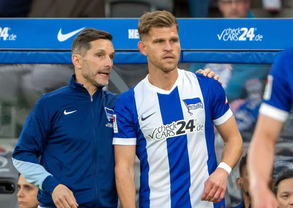 Kann sich Hertha-Coach Stefan Leitl (im Bild mit Florian Niederlechner) am alten Arbeitgeber Hannover rächen? (© dpa picture alliance / Alamy Stock Photo) Hertha Hannover Tipp