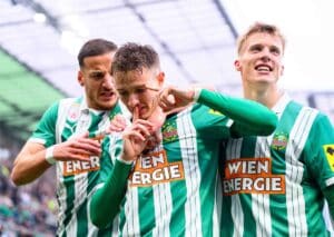 Wird die Entscheidung um das internationale Geschäft zwischen dem LASK und Rapid Wien (in der Bildmitte: Bendeguz Bolla) auf das Rückspiel vertagt? (© APA-PictureDesk / Alamy Stock Photo) LASK Rapid Wien Tipp