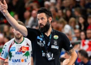 Magdeburg (im Bild: Trainer Wiegert) will sich von dem Favoriten Barcelona nicht unterkriegen lassen. (© dpa picture alliance / Alamy Stock Photo) Barcelona Magdeburg Tipp