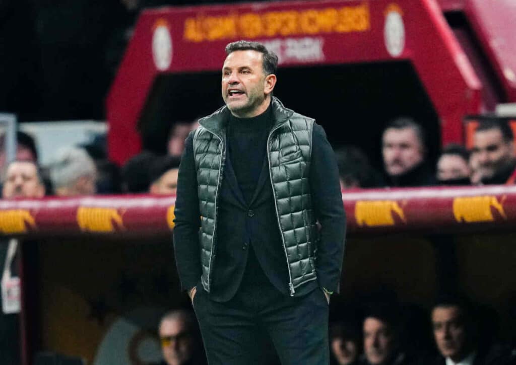 Bleibt Galatasaray (im Bild: Trainer Buruk) auch im vierten Match gegen Rizespor ohne Gegentor? (© Cal Sport Media / Alamy Stock Photo) Bleibt Galatasaray (im Bild: Trainer Buruk) auch im vierten Match gegen Rizespor ohne Gegentor?