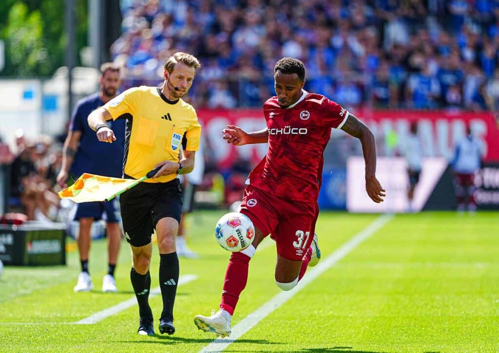 Unter anderem sind in der 2. Bundesliga am 4. Spieltag Wett-Tipps auf einen Torerfolg von Sarenren Bazee (Bielefeld) interessant! (© dpa picture alliance / Alamy Stock Photo) 2. Bundesliga 4. Spieltag Wett-Tipps