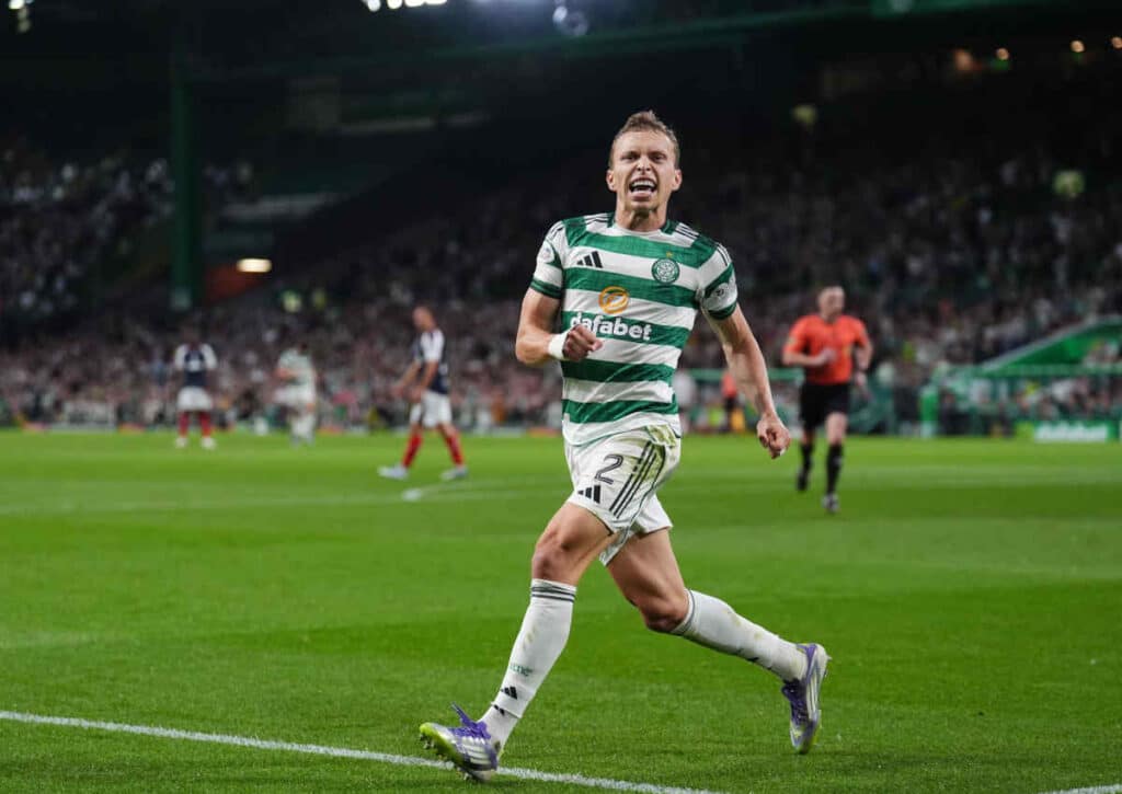 Wird das Weiterkommen von Celtic Glasgow (im Bild: Alistair Johnson) gegen Almaty zur reinen Formsache?