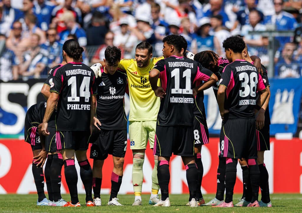 Präsentiert sich der HSV bei der Rückkehr in die Bundesliga anders als noch unter der Woche im DFB-Pokal? (© dpa picture alliance) Feurige Bundesliga Favoriten Tipps 1.Spieltag