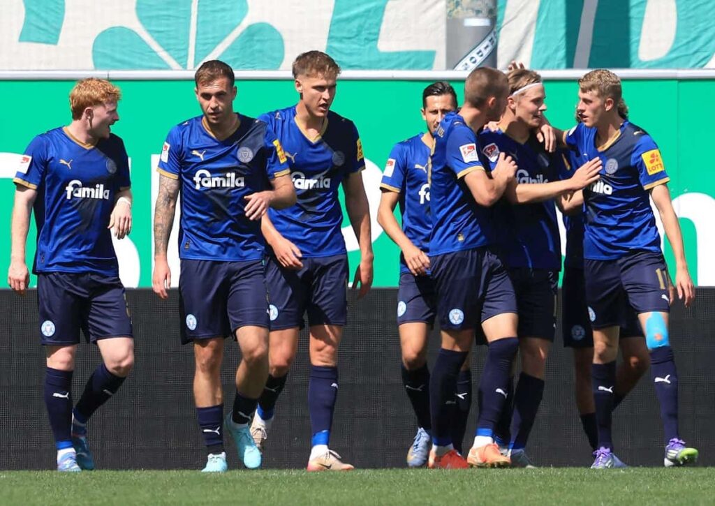 Behält Supercomputer BETSiE bei der 2. Bundesliga KI Prognose zum 4. Spieltag Recht und Holstein Kiel gewinnt? (© dpa picture alliance / Alamy Stock Photo) 2. Bundesliga KI Prognose von Supercomputer BETSiE zum 4. Spieltag