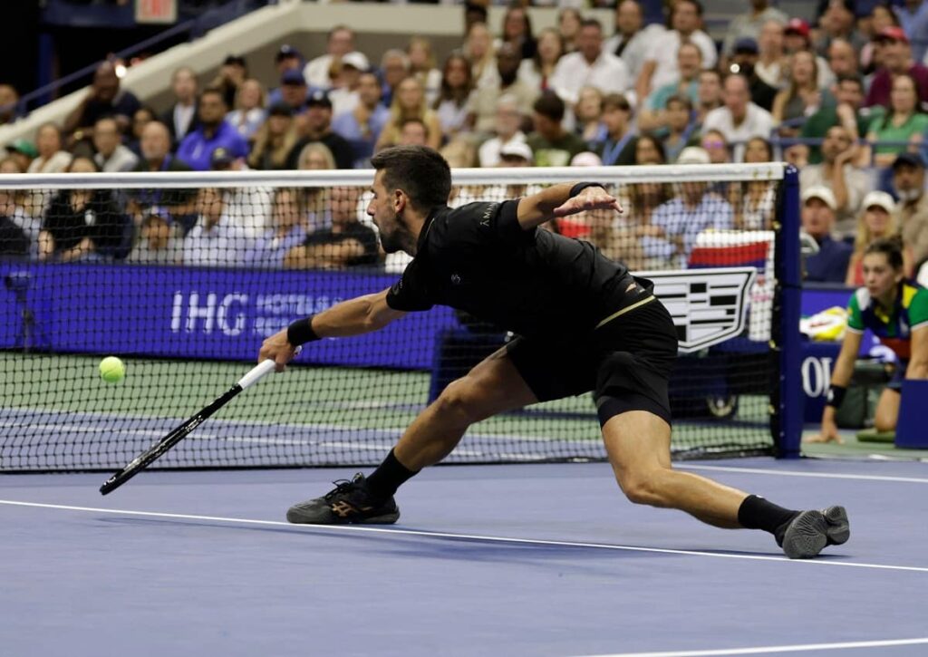 Wie sehr muss sich Novak Djokovic (im Bild) am 31.08.2025 im US-Open-Achtelfinale gegen Jan-Lennard Struff strecken? (© Associated Press / Alamy Stock Photo) US Open Tipps von heute 31.08.2025