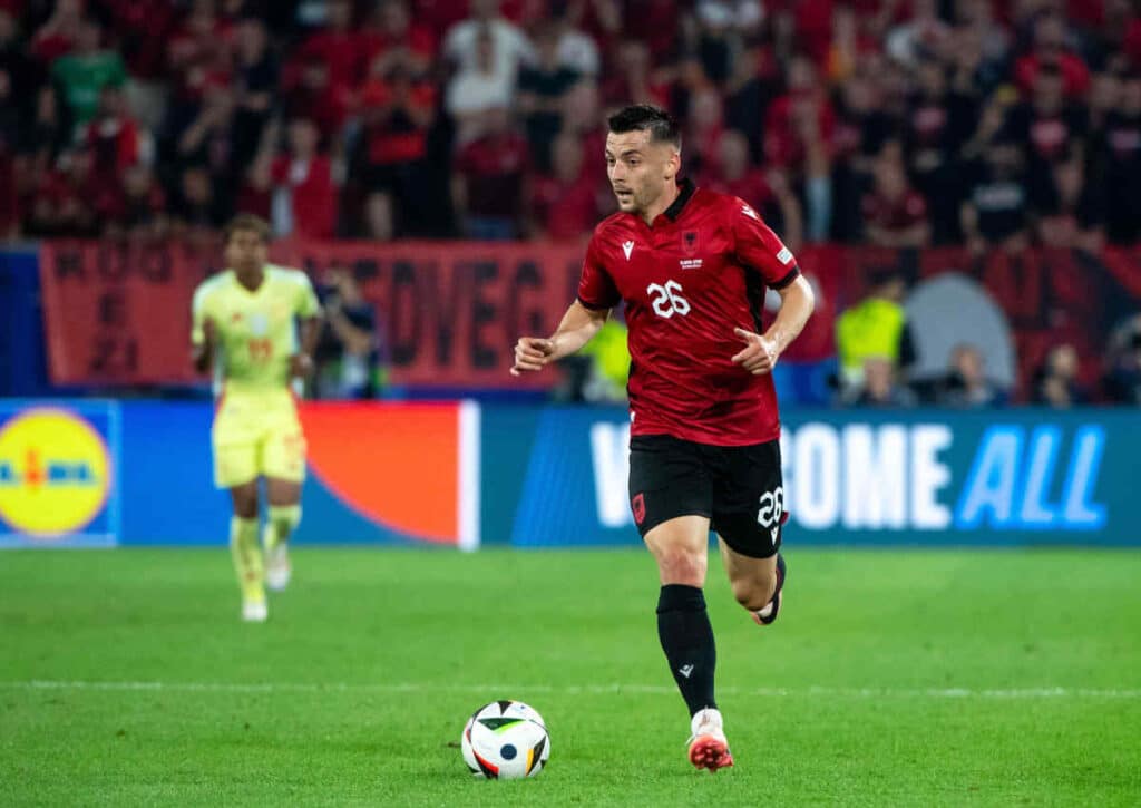 Lässt Albanien (im Bild: Arber Hoxha) auch im Rückspiel gegen Lettland überraschend Federn?