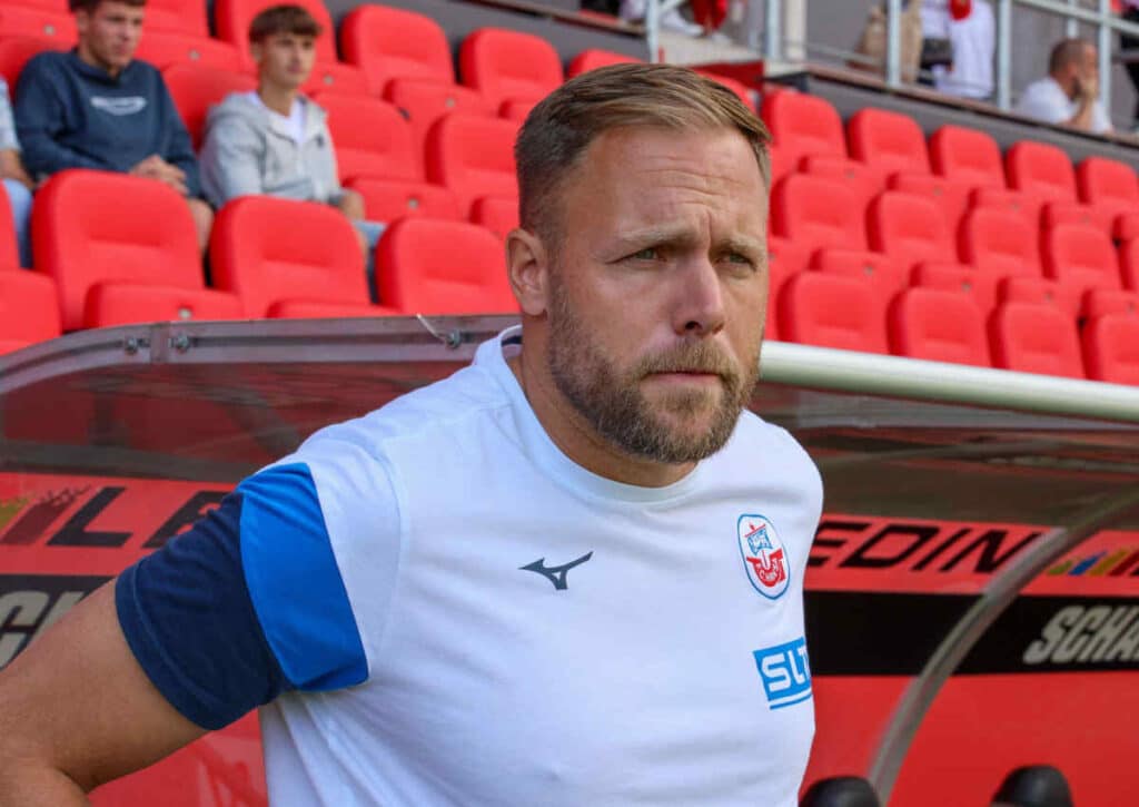 Feiert Rostock (im Bild: Trainer Brinkmann) an der Bremer Brücke in Osnabrück den ersten Auswärtsdreier der neuen Saison?