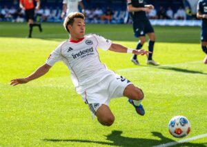 Begrüßt Frankfurt (im Bild: Ritsu Doan) den neuen Leverkusen-Coach direkt mit einem Schützenfest? (© dpa picture alliance / Alamy Stock Photo) Leverkusen Frankfurt Tipp