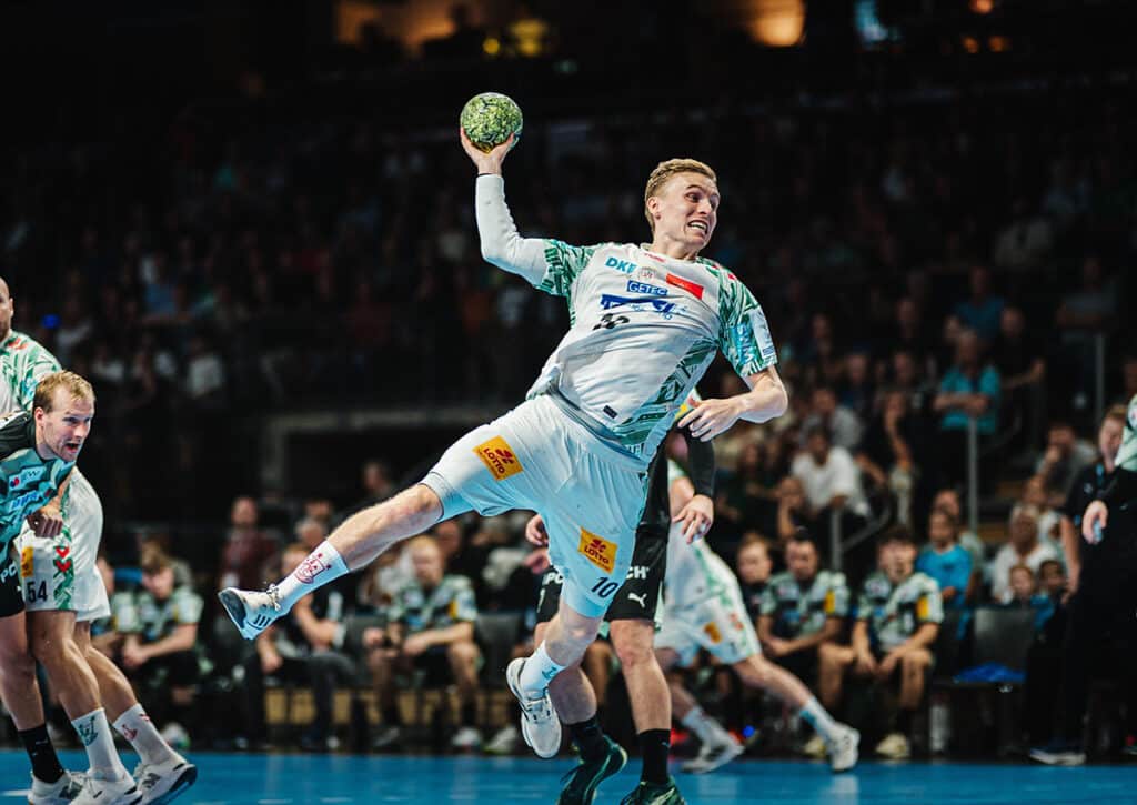 Ist der SC Magdeburg (im Bild: Gisli Kristjansson) nach dem Sieg gegen Meister Füchse Berlin unaufhaltsam? (© dpa picture alliance / Alamy Live News) Handball Bundesliga 4. Spieltag Wett-Tipps