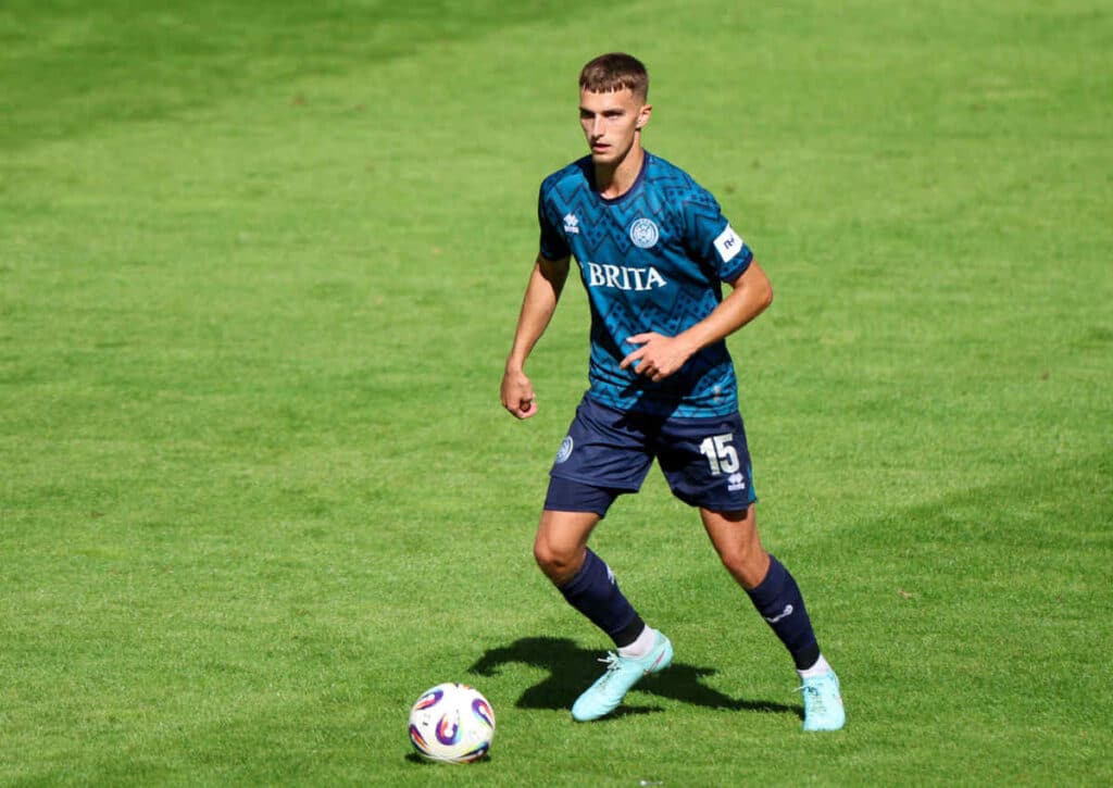 Schießt Wiesbaden (im Bild: Justin Janitzek) den Zweitligaabsteiger Regensburg in die Krise?