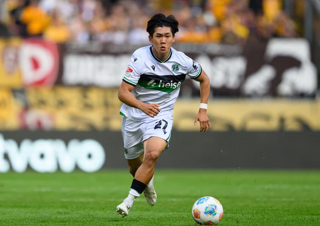 Dresden, Germany. 21st Sep, 2025. Soccer: Bundesliga 2, Dynamo Dresden - Hannover 96, Matchday 6, Rudolf-Harbig-Stadion, Hayate Matsuda (Hannover 96) plays the ball. Credit: Robert Michael/dpa - IMPORTANT NOTE: In accordance with the regulations of the DF Schafft Hannover (im Bild: Hayate Matsuda) gegen das auswärtsstarke Bielefeld einen Heimsieg? (© Robert Michael/dpa)