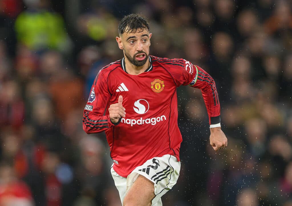 Kann Manchester United (im Bild: Bruno Fernandes) nach dem Sieg gegen Chelsea auch bei Brentford nachlegen? (© Mark Pain/Alamy Live News)