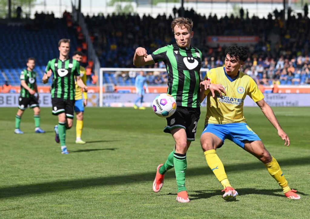 Wer gewinnt das traditionell hasserfüllte Niedersachsen-Derby zwischen Braunschweig und Hannover? (© dpa/Alamy Live News) Wer gewinnt das traditionell hasserfüllte Niedersachsen-Derby zwischen Braunschweig und Hannover?