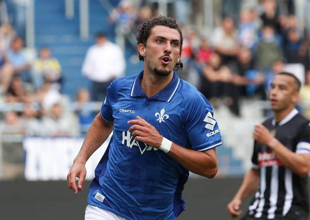 Behält Darmstadt (im Bild: Fraser Hornby) gegen Bielefeld die drei Punkte im eigenen Stadion? (© dpa picture alliance / Alamy Stock Photo) Darmstadt Bielefeld Tipp