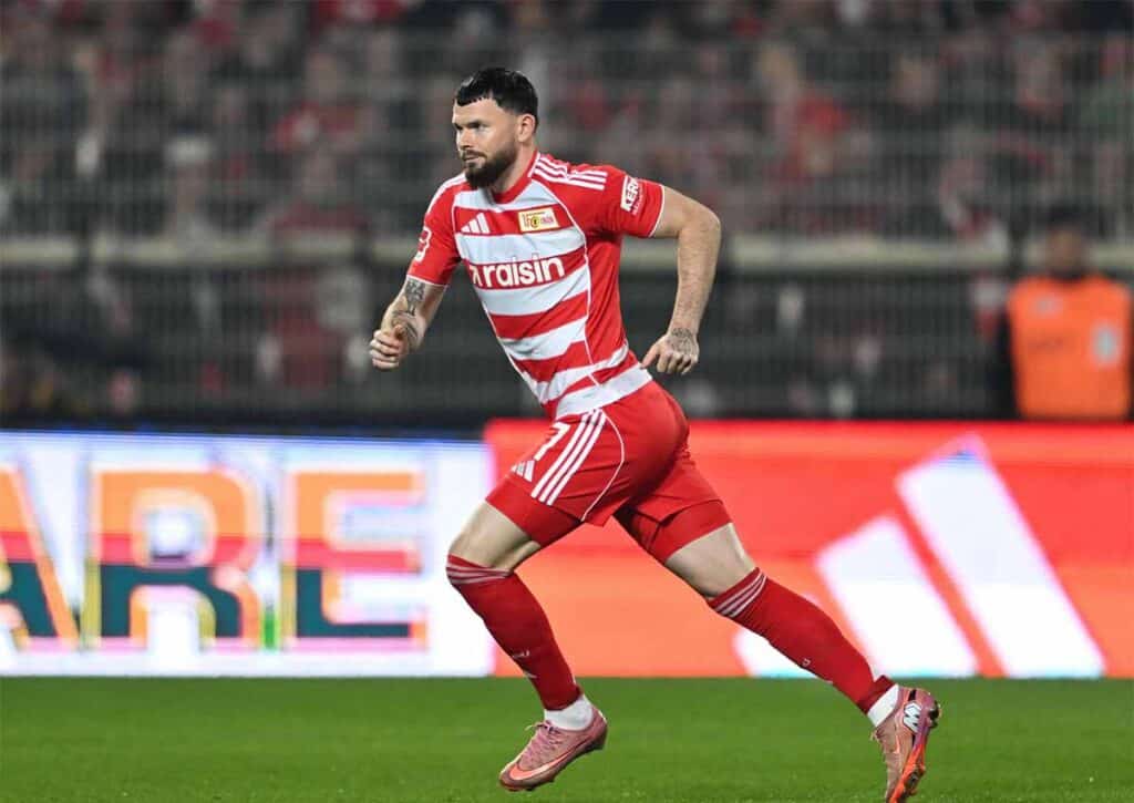 Wird das Duell zwischen Union Berlin (im Bild: Oliver Burke) und Freiburg zur torarmen Geduldsprobe? (© dpa picture alliance / Alamy Stock Photo) Union - Freiburg