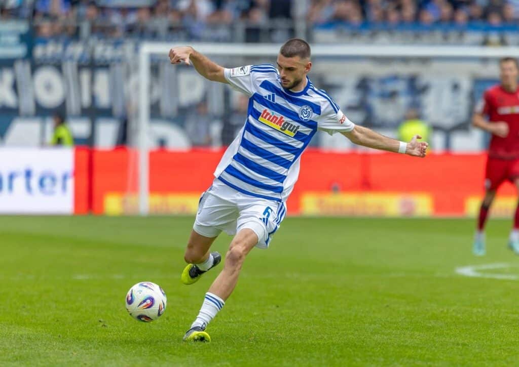 Baut Spitzenreiter Duisburg (im Bild: Rasim Bulic) am 10. Spieltag der 3. Liga seine Heimserie auch gegen Rostock aus? (© dpa/Alamy Live News) 3. Liga 10. Spieltag 2025/26 Wett-Tipps