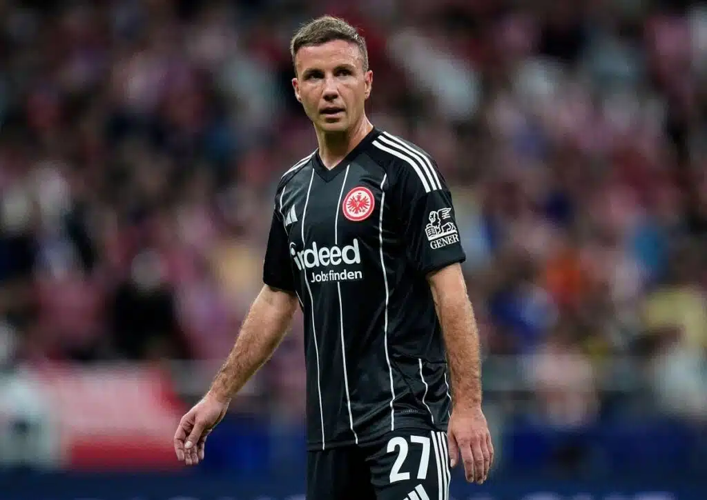 Kann Eintracht Frankfurt (im Bild: Mario Götze) dem FC Bayern nach dem 1:5-Debakel in der Champions League bei Atletico Madrid am 6. Spieltag der Bundesliga Paroli bieten? (© PRESSINPHOTO SPORTS AGENCY/Alamy Live News) Bundesliga 6. Spieltag 25/26 Wett-Tipps