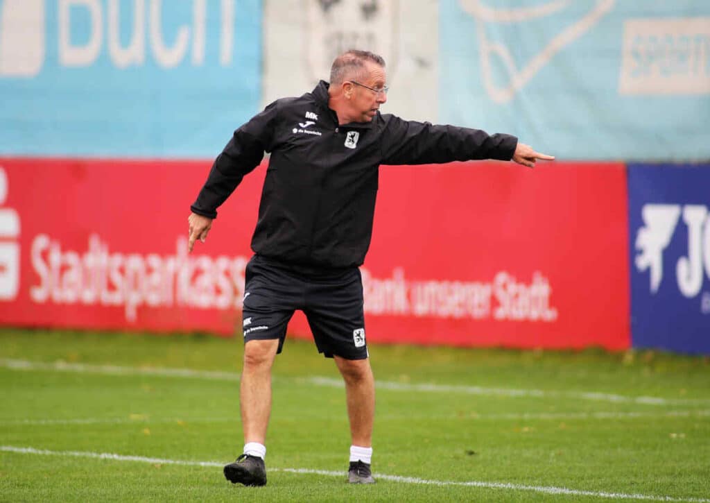 Feiert Markus Kauczinski ein gelungenes Debüt für 1860 München gegen Duisburg? (© dpa picture alliance/Alamy Live News) Feiert Markus Kauczinski ein gelungenes Debüt für 1860 München gegen Duisburg?