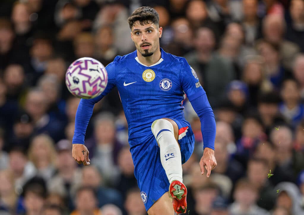 Kann sich Chelsea (im Bild: Pedro Neto) nach dem Sieg über Liverpool näher an die Spitze herantasten? (© Mark Pain/Alamy Live News) Nottingham vs. Chelsea Tipp