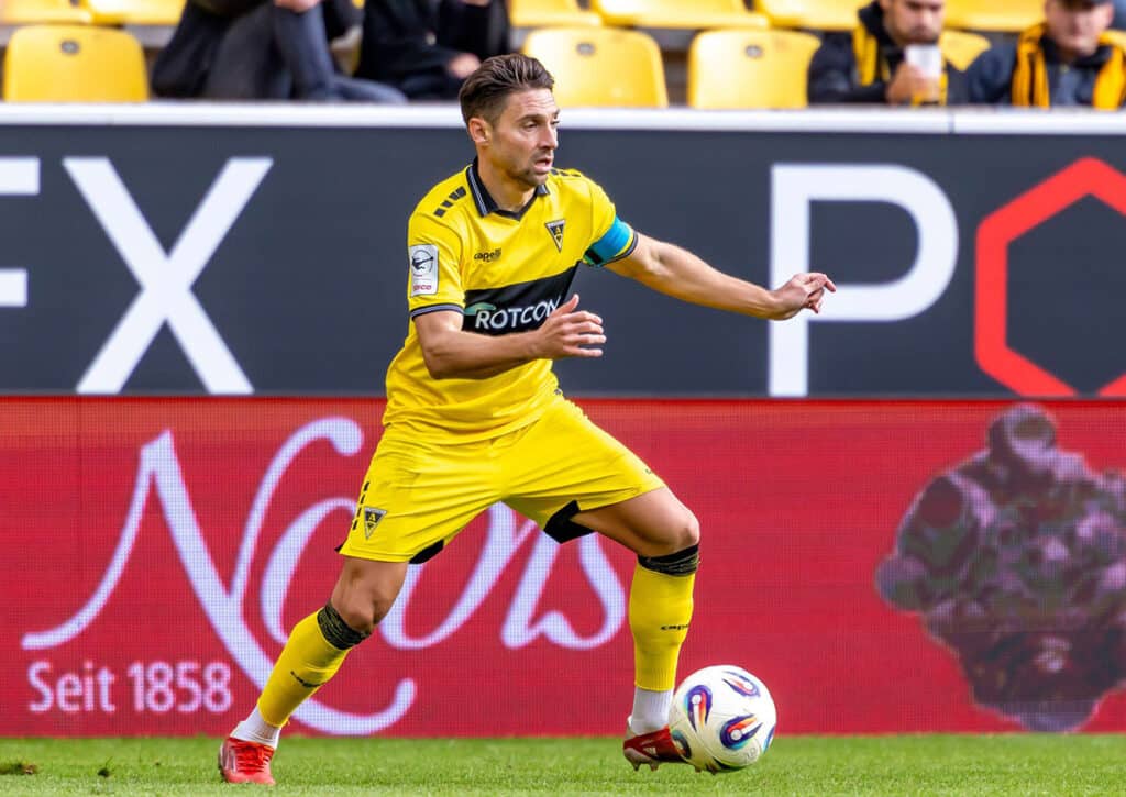 Wie präsentiert sich Alemannia Aachen (im Bild: Sasa Strujic) nach dem Trainerwechsel gegen Wiesbaden? (© dpa picture alliance / Alamy Live News) Wiesbaden vs. Aachen Tipp