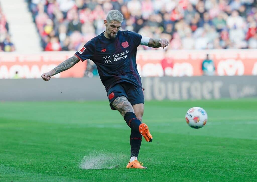 Kann Bayer Leverkusen (im Bild: Robert Andrich) Titelverteidiger PSG in der Champions League ärgern? (© HMB Media/Alamy Live News) Leverkusen PSG Tipp