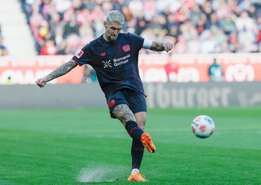 Wie schlägt sich Bayer Leverkusen (im Bild: Robert Andrich) gegen CL-Titelverteidiger PSG? (© HMB Media/Alamy Live News) Champions League Außenseiter Tipps 21.10.-23.10.2025