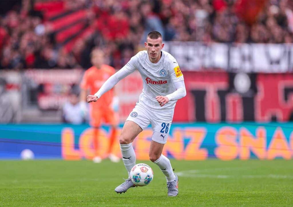 Gewinnt Kiel (im Bild: David Zec) problemlos bei Preußem Münster? (© dpa picture alliance / Alamy Stock Photo) Preußen Münster Kiel Tipp