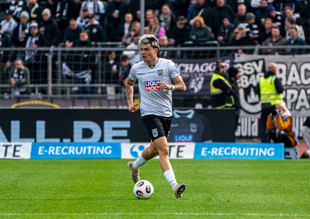 Zieht Elversberg (im Bild: Niklas Kölle) durch einen knappen Sieg gegen die Hertha in die nächste Pokalrunde ein? (© dpa picture alliance / Alamy Stock Photo) Hertha Elversberg Tipp